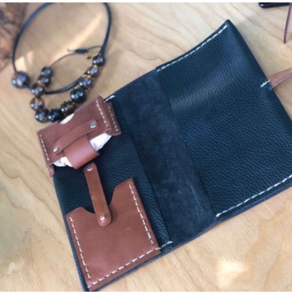 Premium leather Cigar Case small. Hand sewn. New in box.
